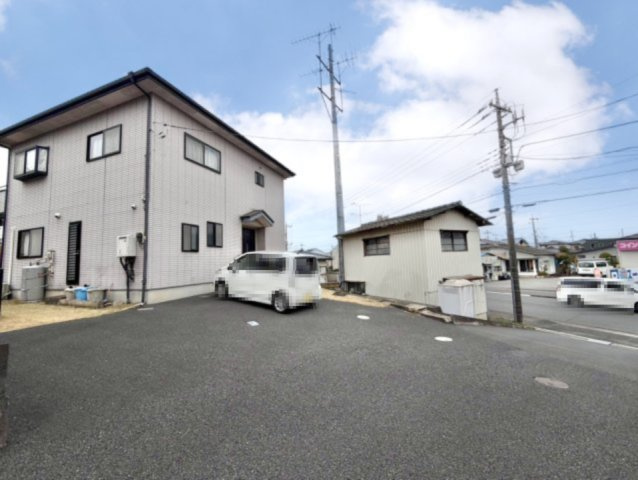 ■外観｜周囲の見渡しが良く、車の出入りの際も安全確認がしやすいため、小さなお子様がいるご家庭でも安心です。
