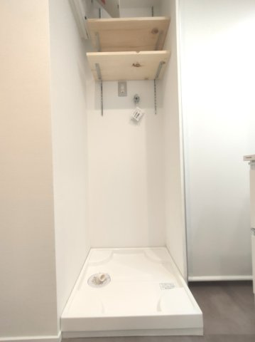 【室内洗濯機置き場】　上部の可動棚にランドリーグッズなどを収納できます。
