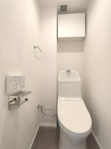 【トイレ】　洗浄機能付きトイレ。上部には収納付で、トイレットペーパー等、買い置きもしやすそうです。