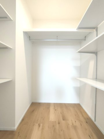 【洋室？　収納】　たっぷりと荷物が入るよう、ウォークインクローゼットを完備いたしました。ぜひ、現地にて大きさ、広さの感覚をお確かめください。