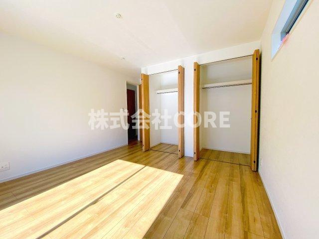 奥行きもあるので、収納ボックスをそのままクローゼットの中へ。部屋にものが出ずスッキリ。
