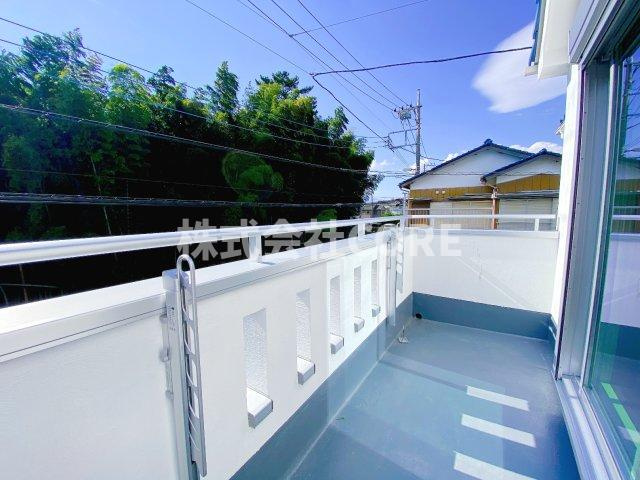 気持ちのいい空が見渡せる広いバルコニー。通風・採光にも優れ、心地よい光と風があふれています。