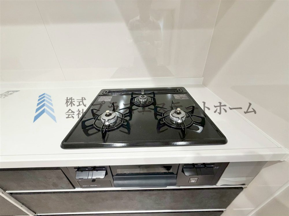 便利な3口コンロが搭載されています♪お弁当と朝食準備、おかずと汁物など、同時調理が捗りそうです♪