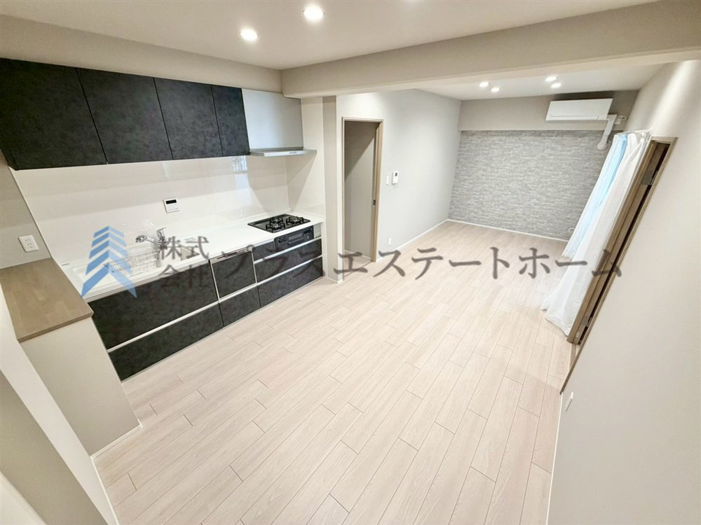 LDKは13.5帖確保♪リビング横にバルコニーが隣接しており、大きな窓からの採光で明るい空間です♪