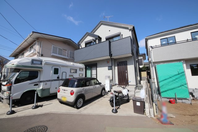 大きな車もラクラク停められる、ゆとりあるカースペースが嬉しいポイント