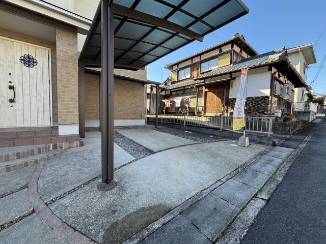 愛車を守りながら外観も整う駐車場。住まいと一体で日々の満足度を高めてくれます。