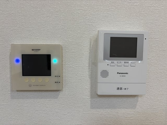 来客対応がしやすい、交換済みインターホン。太陽光システム搭載。エコな暮らしを支えるモニター付き。