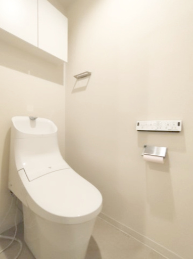 【トイレ】　シンプルで清潔感のあるトイレ空間です。