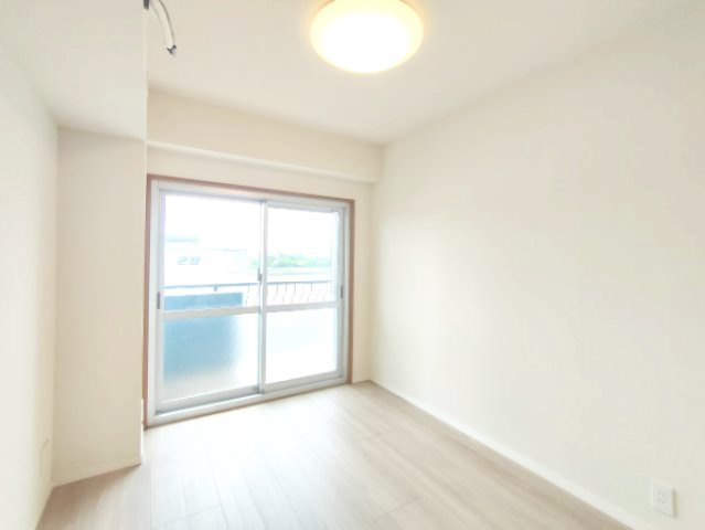 【洋室2　約5.0帖】　それぞれの部屋が独立性を保ち、家族のプライベート時間を大切にできます。