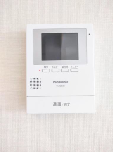 【インターフォン】　来客を確認できるモニター付きインターフォン。安心のセキュリティ。