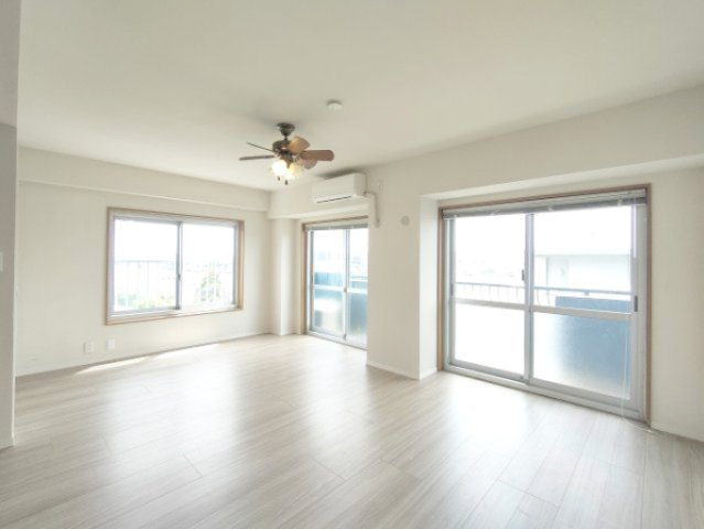 【LDK約17.3帖】　2面採光の明るいリビングは角部屋だからこその仕様です。明るいお部屋での生活は、ご家族をあたたかく包んでくれる優しいものなりそうです。