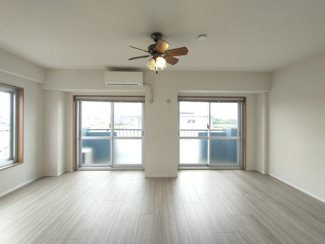 【LDK約17.3帖】　大きな窓があることによって、外との一体感が生まれ、空間をより広く見せる役目を果たしているとともに、窓から見える緑や、外の景色もデザインに取り込まれているかのようです。