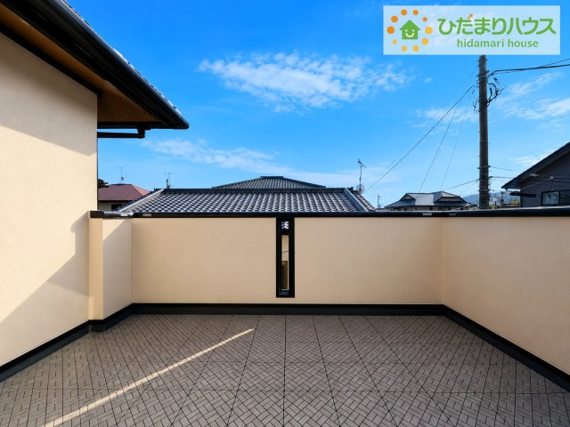 広々としたバルコニーは、大量の洗濯物を干しても余裕！お布団だって、家族全員分をいっきに干せますね(^O^)
