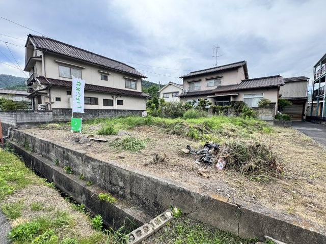 敷地形状も比較的整っており、建築プランを検討しやすい点もポイントです。現地周辺は閑静な住宅地となっており、車通りも比較的落ち着いた環境。スーパー・学校・病院など生活利便施設も徒歩圏内に揃っています。