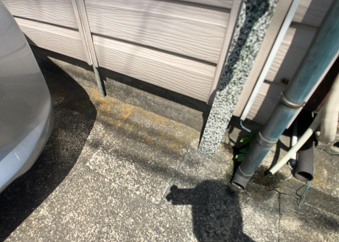建物の基礎工事の方法は、主流となっているベタ基礎（防湿基礎）と布基礎の2種類に分類され、床下の通気性や耐久性などに違いがあります。建物の基礎部分の構造や付帯設備など詳細については現地でご確認ください。