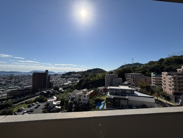 目の前に広がる街並みと遠くの山並みまで一望できる絶景ビュー。季節や時間ごとに変わる風景が日常に彩りを添えます。高台ならではの開放感が魅力で夜には美しい夜景も楽しめる、おすすめポイントです。