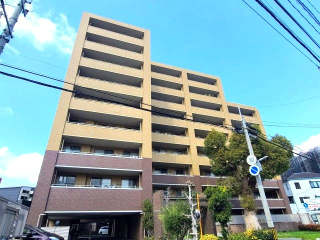 〇街並みに合った綺麗な外観と周りに高い建物がないからこそ拡がる空とのコントラストは圧巻です。