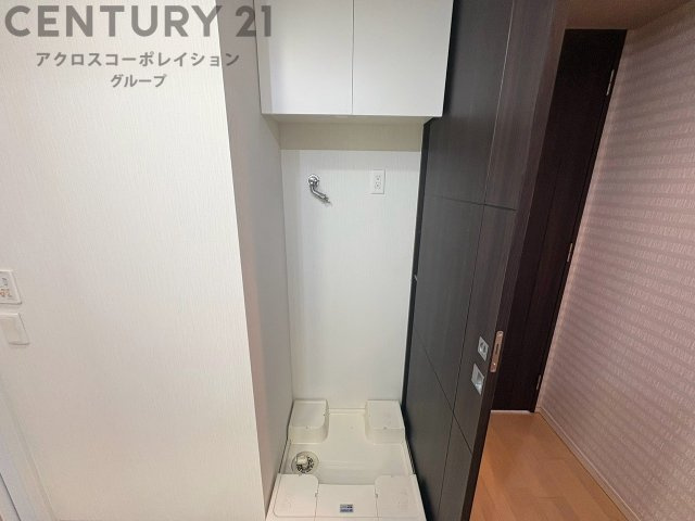 洗濯物の仕分け作業がしやすく、整理整頓が容易になります。洗濯音や湿気を他の部屋に持ち込まず、生活環境を快適に保ちます。上部を活用すれば収納スペースを確保でき洗剤や洗濯用品の整理もしやすくなります。
