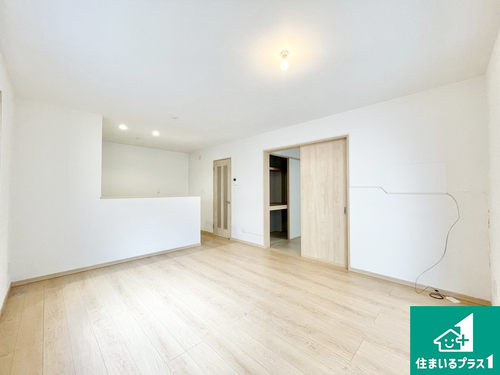 ＬＤＫは5．3帖の洋室続き！合わせて19．6帖のＬＤＫとして利用可能♪アイボリー系のクロスとホワイトオークの床は暖かみがあり明るい空間となっています♪