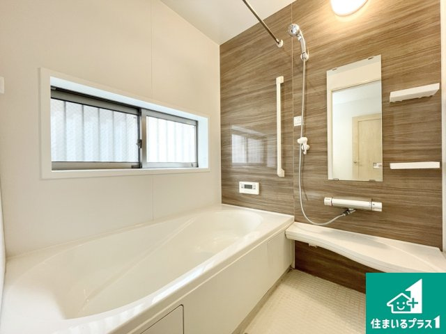 1坪サイズの広々浴室です♪ブラウンのパネル・暖色系の照明で暖かみのある空間です♪浴室暖房乾燥機が付いていることもありがたいポイントです♪