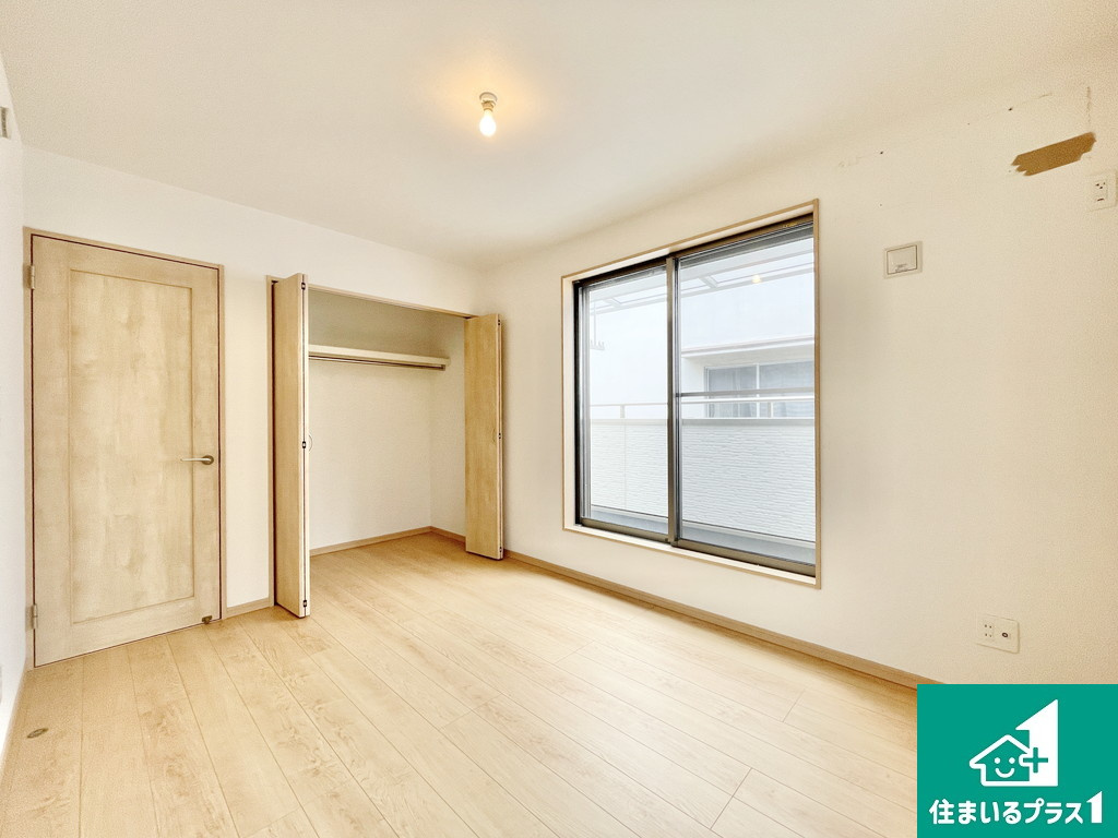 バルコニーに面した大きな収納のある洋室です♪