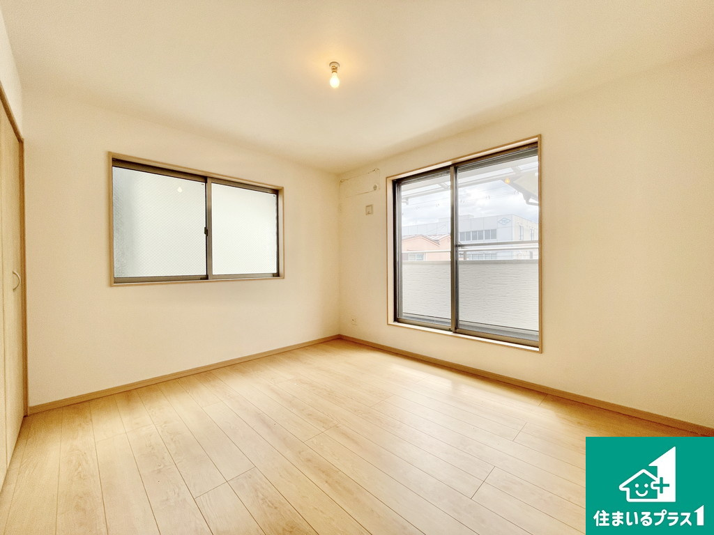 バルコニーに面した2面採光の明るい寝室です♪