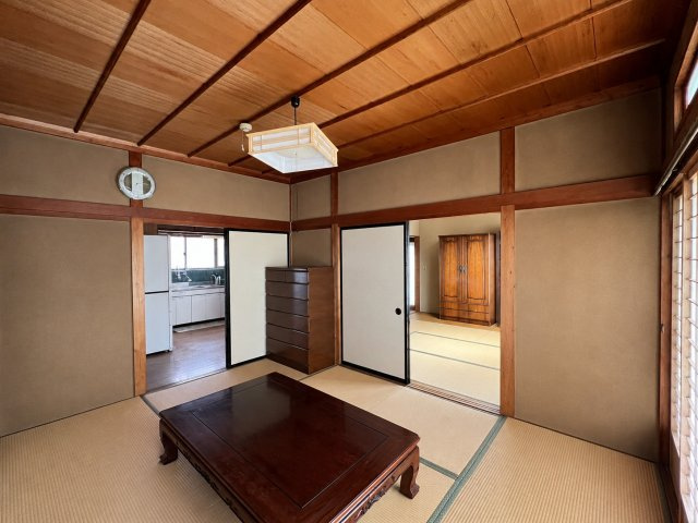 キッチンに続く和室6帖