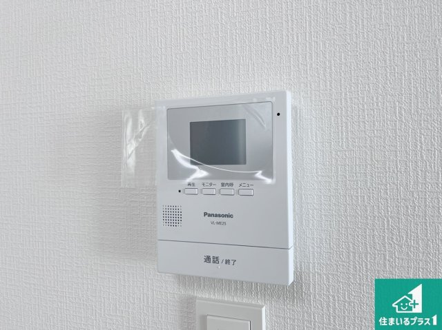 カラーモニターインターホン！声だけでなく来訪者の姿や顔がモニターで確認できるので、小さなお子様がいらっしゃるご家庭でも安心できます！