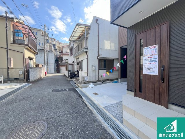 周辺は閑静な住宅街！前面道路広々で車の出し入れも便利です。駐車が苦手な方でも安心して車庫入れできます！