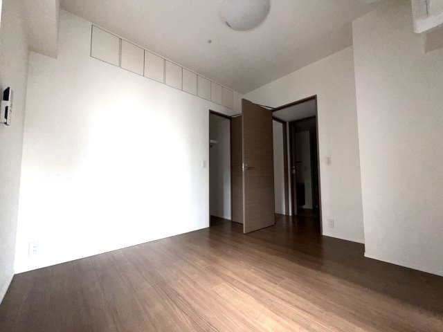 《洋室約6.5帖》ウォークインクローゼット収納付きの洋室です。一番広い洋室で、主寝室にもぴったりの空間♪バルコニーから風を感じることができます。