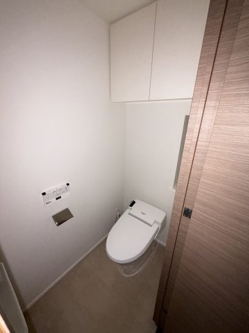 お手入れのしやすいタンクレストイレです。