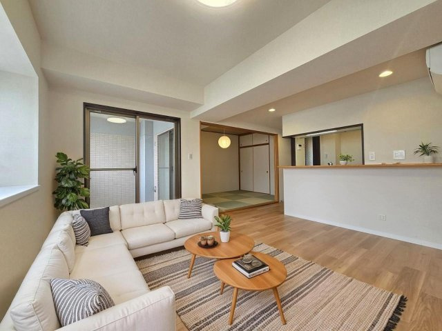 家具配置のイメージがしやすいレイアウト例掲載中。ご入居後の暮らしを具体的に想像できます。　本画像はCGで作成しており、実際に現地に家具は置かれておりません。また、価格に家具は含まれておりません。