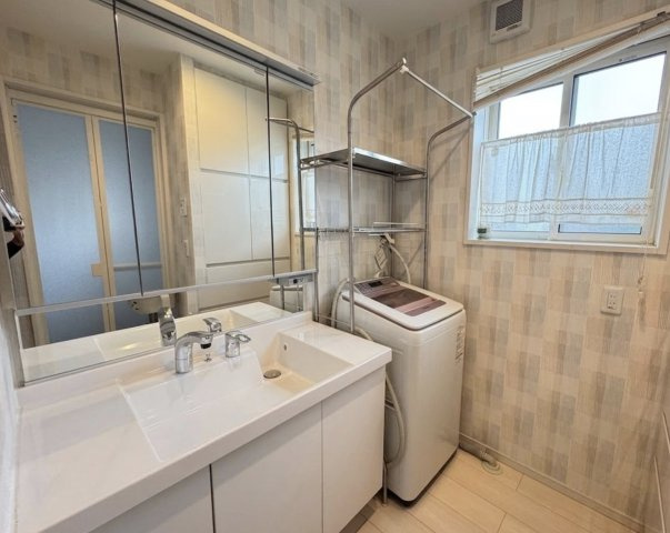 三面鏡付きの洗面化粧台で、朝の身支度もスムーズに行えます。窓付きで換気や採光も確保されており、清潔感のある空間を保ちやすいのも魅力。洗濯機置場もあり、家事動線にも配慮された設計です。