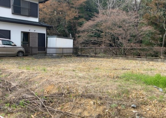 土地の形が極端に長細かったり、狭小地、あるいは道路との高低差がある傾斜地だった場合、後々売ろうとしても買い手がつかない場合もあります。後々、売却することになった時に価値の下がらない土地を選びましょう。