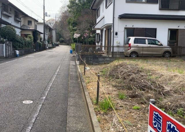土地の面積＝住宅面積ではありません。建ぺい率の問題などで、土地のある場所によって住宅を建てられる面積は限られています。高さもしかり、「土地」という言葉の中には、建築条件も含まれると考えておきましょう。