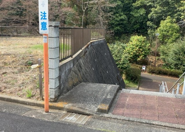 家を建てる場合、方位は要チェックです。現実的に日当たりのよい家ならばリビングは南側、建築基準法でも北側に当たる家への配慮は求められています。土地を見学に行く際は、方位磁針を持って行くようにしましょう。