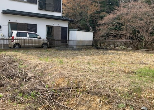 土地の前の道路に消火栓が設置されていることがあります。この場合、道路交通法第45条第1項により、駐車禁止の場所が指定されています。そのため、車庫などの駐車スペースをつくることができない場合があります。