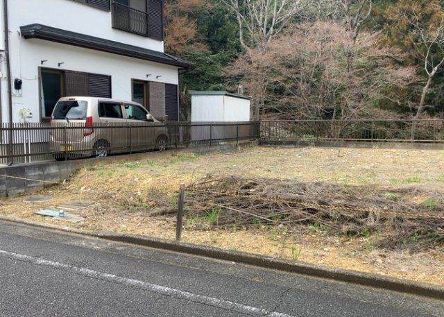 現地に行くなら、物件の周囲の地形がどうなっているかを見ることも大切です。周辺より低くなっている土地では、大雨などで水が集まりやすいため、地盤が弱くなっているということも考えられるため、注意が必要です。