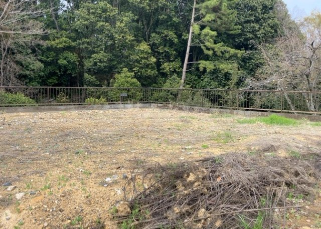 土地購入を検討されている場合、境界杭がない状態で購入してしまうと境界確定測量をする必要があり、費用がかかります。購入の前に、売主、隣土地所有者立ち合いのもと境界を確定し境界杭を設置するのがベストです。