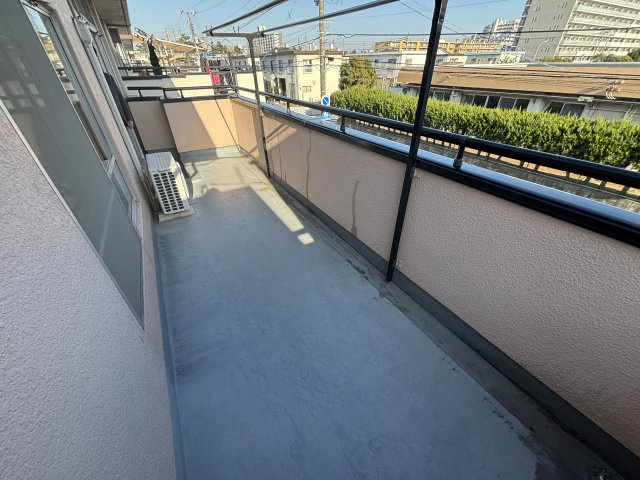 南東向きのバルコニーです