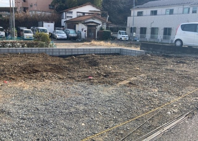 バルコニーは、室外の専用スペースのうち、「屋根がなく開放された空間」であるものを指します。ベランダより広いタイプのものが多く、日当たりもよいため家庭菜園などを楽しみたい人にとって適した環境となります。