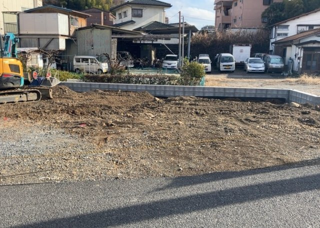 敷地内には、散水栓や立水栓があります。水道水を直接利用できるため、水を運ぶ手間を省くことが出来ます。大量の水を必要とする洗車作業や清掃などに役立ちます。その他設備とあわせて、現地でご確認ください。