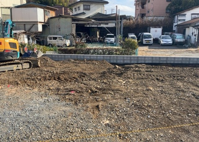 ベタ基礎とは、柱の位置に関係なく全体に基礎がある事を指し、面積が大きい分建物の重さを全体に分散できます。また、地面からの湿気や害虫を遮断でき、木造住宅で心配されるシロアリ被害を防ぐ効果も期待できます。