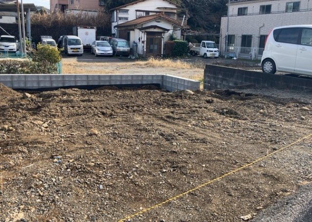 基礎パッキング工法とは、床下の換気確保のため基礎と土台の間に緩衝材を挟み込む工法です。土台の下に数十センチの間隔で設置されるため、全体的な隙間が生まれます。床下換気口に比べて高い通気性が確保されます。