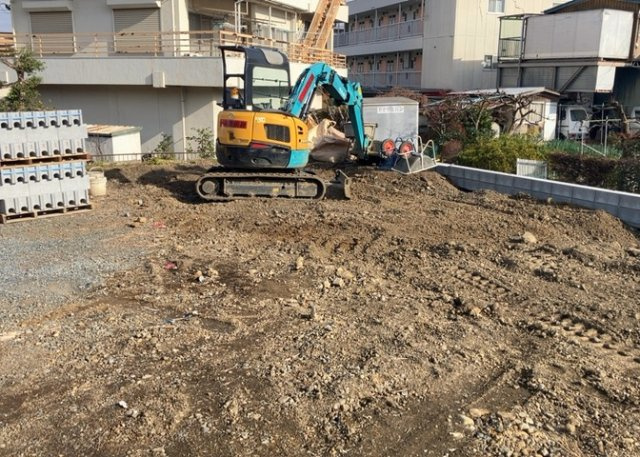 現地に行くなら、物件の周囲の地形がどうなっているかを見ることも大切です。周辺より低くなっている土地では、大雨などで水が集まりやすいため、地盤が弱くなっているということも考えられるため、注意が必要です。