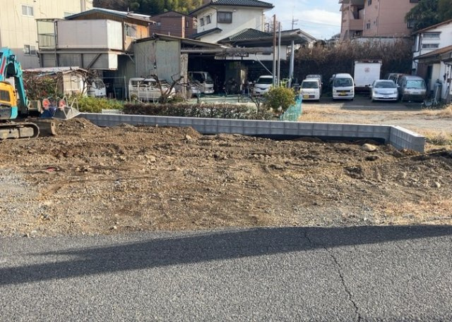 道幅が狭い場所は比較的土地の値段が低いことが多く、また交通量が少ないため騒音が少なく静かな環境で過ごせます。また、小さいお子様がいるご家庭も安心です。一方で車の駐車が難しいというデメリットもあります。