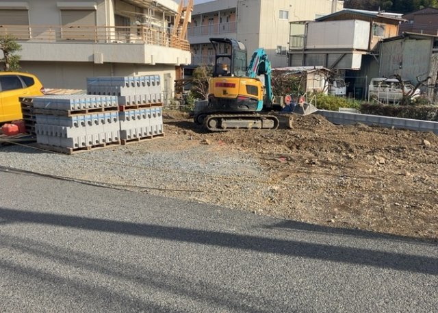 車一台あたりに必要なスペースは、標準サイズの普通自動車で横幅2m50cm、長さ5mは必要になります。ただし、乗降のことも考慮して横幅3m30cm、長さ5m50cmほどは確保できるところを選びましょう。