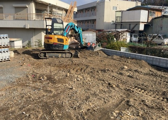 庭のある家に住むことのメリットとして、子どもたちの遊び場を確保できること、ガーデニングや家庭菜園を楽しめること、明るさを確保できることがあります。また、配置を工夫することでプライバシーが確保できます。