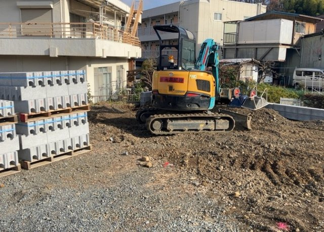 玄関は、狭すぎると複数人で使いにくく、広すぎても無駄な空間になりがちです。最低2畳を目安にして、家の広さとの兼ね合いや家族の人数を考慮して決めるとよいでしょう。現地を見学して快適な玄関を選びましょう！