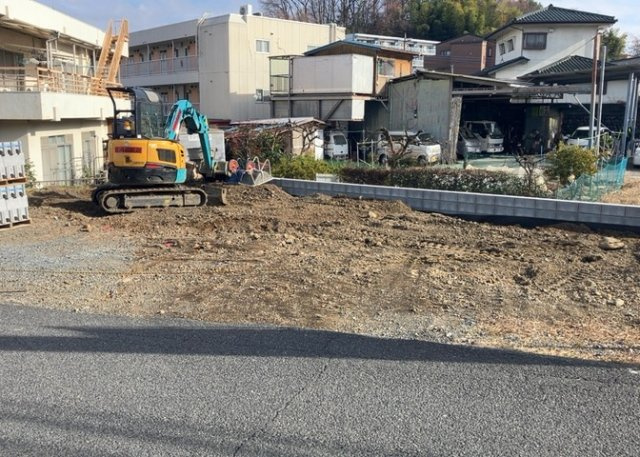 お持ちの車種によっては前面道路が広い方が便利でしょう。しかし、前面道路が広ければその分交通量が多くなるため、騒音などが気になる場合があります。実際に現地を見学し、周辺交通量や騒音などを確認しましょう！